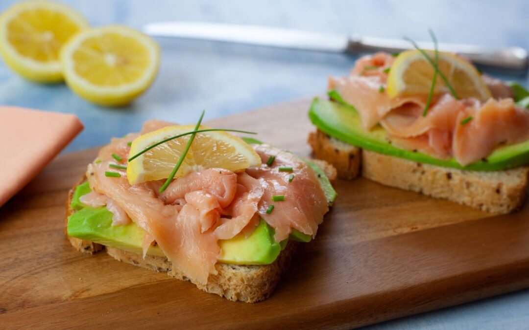 Toast con avocado e salmone affumicato